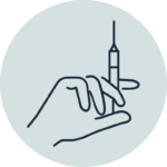 Botoxbehandling mot migrene, kjeveplager og svette – slik virker det botoxbehandling foregår ved injeksjon av botulinum toksin i huden. bildet viser en illustrert hånd som holder in sprøyte klar for injeksjon med botox